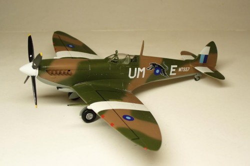 Spitfire Mk.VIII 1/72 AZ model
