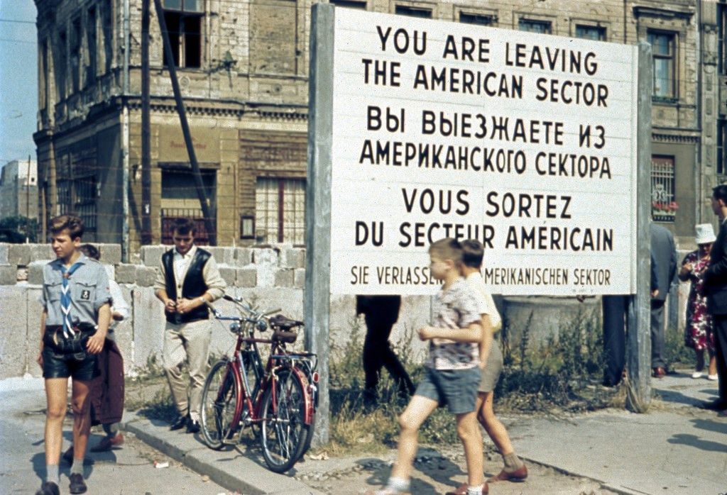 Cedule oznamující, že opouštíte americký okupační sektor Berlína. Po slavné zdi ještě není ani památka.