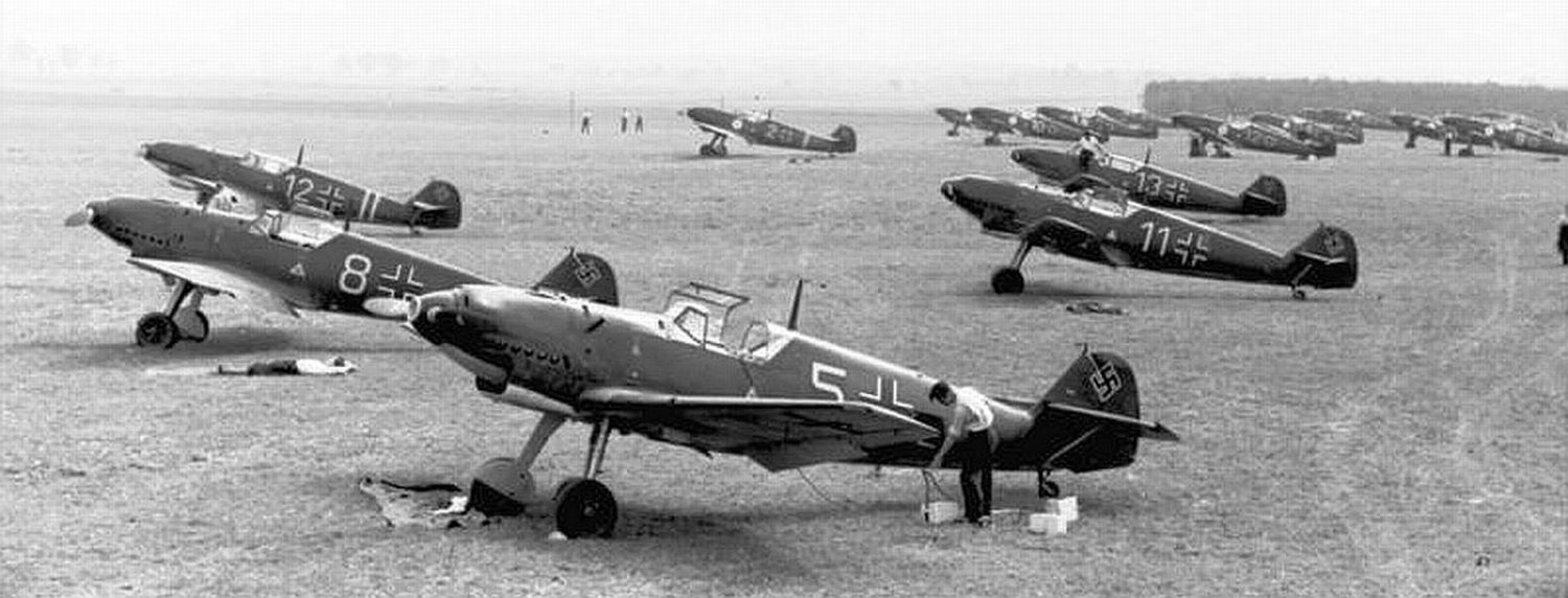 Flugzeuge Messerschmitt Me 109 auf Flugplatz
